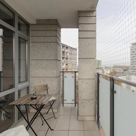 Srodmiescie Riverside Three-bedroom By Renters *