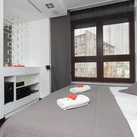 Srodmiescie Riverside Three-bedroom By Renters * Warsaw