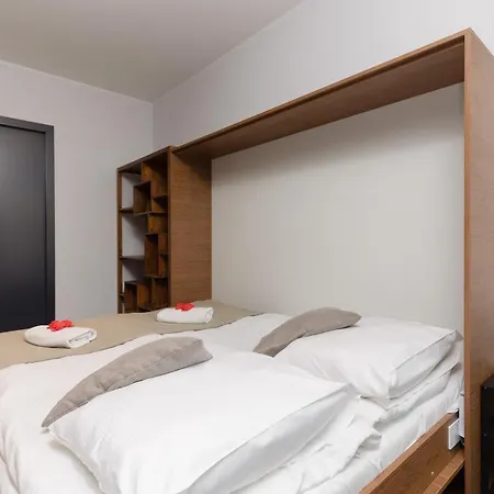 Srodmiescie Riverside Three-bedroom By Renters *