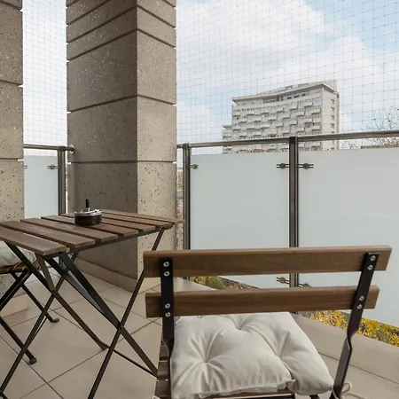 Srodmiescie Riverside Three-bedroom By Renters Varšava